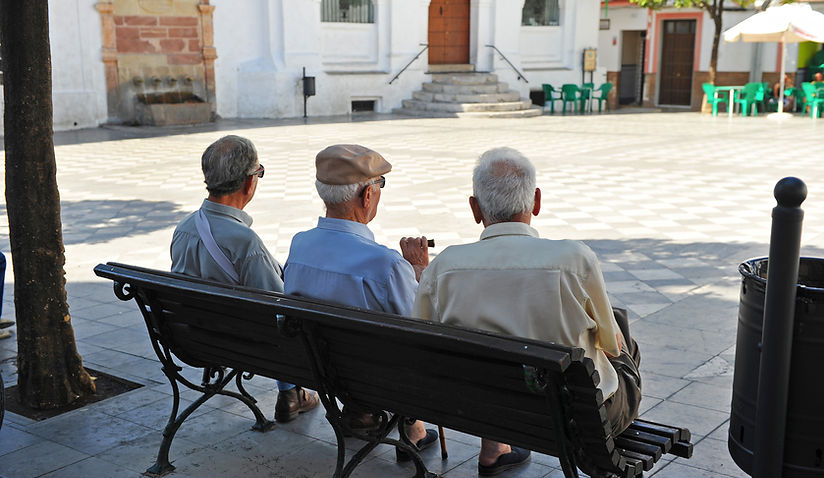 Familia mirando hacia el horizonte